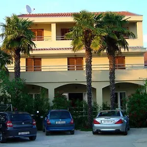 & Ana Apartman Sukošan